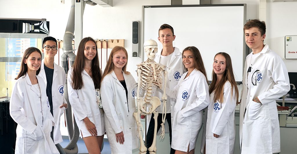 Schüler mit Skelett