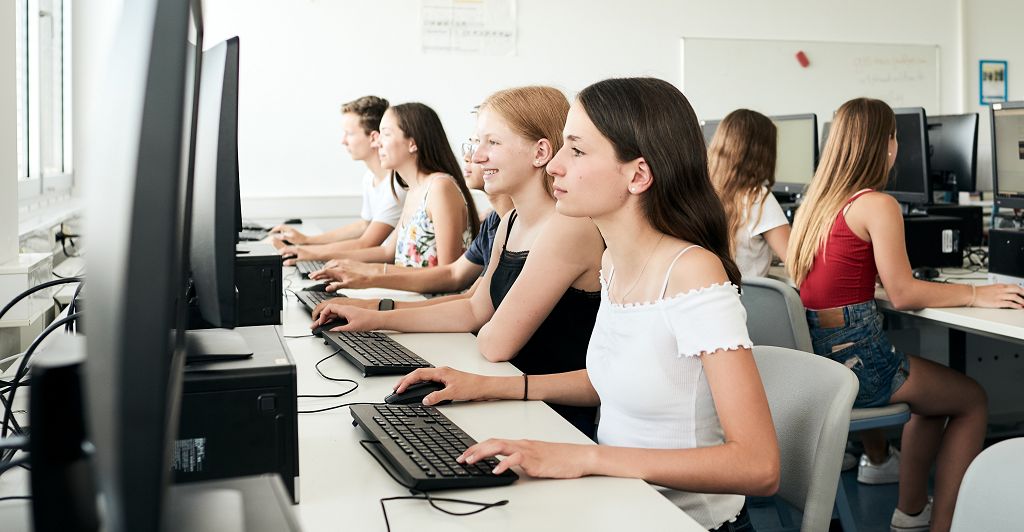 Schülerinnen arbeiten am PC