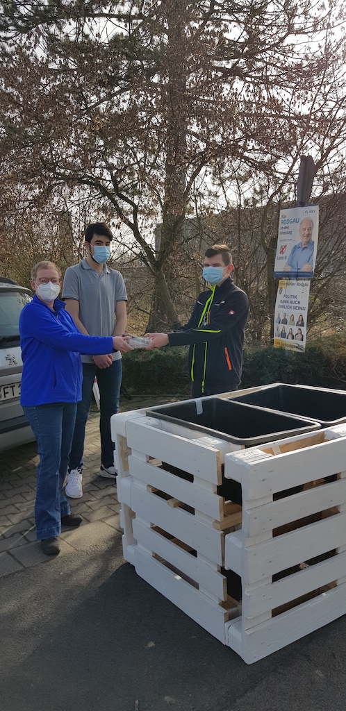 Schüler übergeben Hochbeet an Kundin