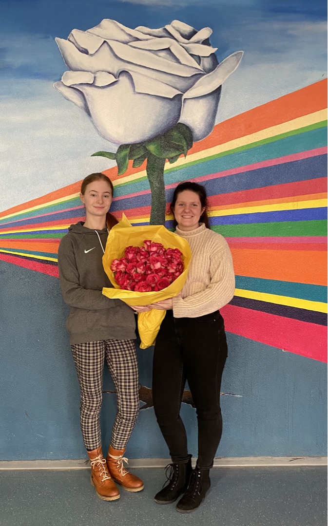 Schülersprecherinnen bei Rosenaktion am Valentinstag