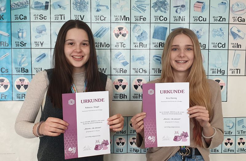 Schülerinnen mit Gewinnerurkunde des Chemie-Wettbewerbs