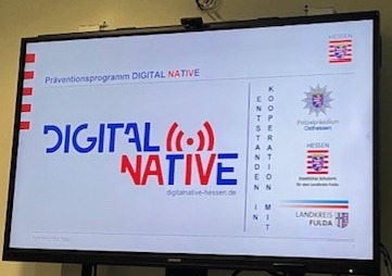 Das Bild zeigt eine Präsentation der Polizei zum Thema Cybersicherheit.