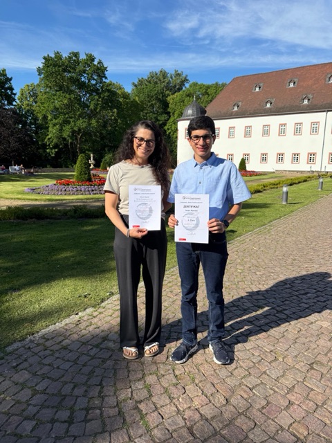 Schüler mit Praktikumsbericht und Urkunde