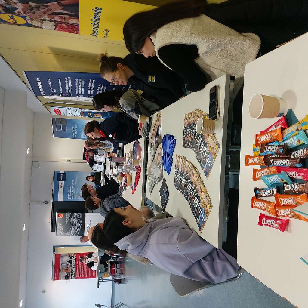 Schülerinnen helfen beim Tag der offenen Tür