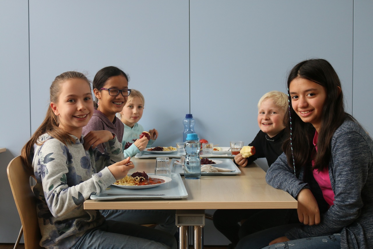 Kinder in Cafeteria