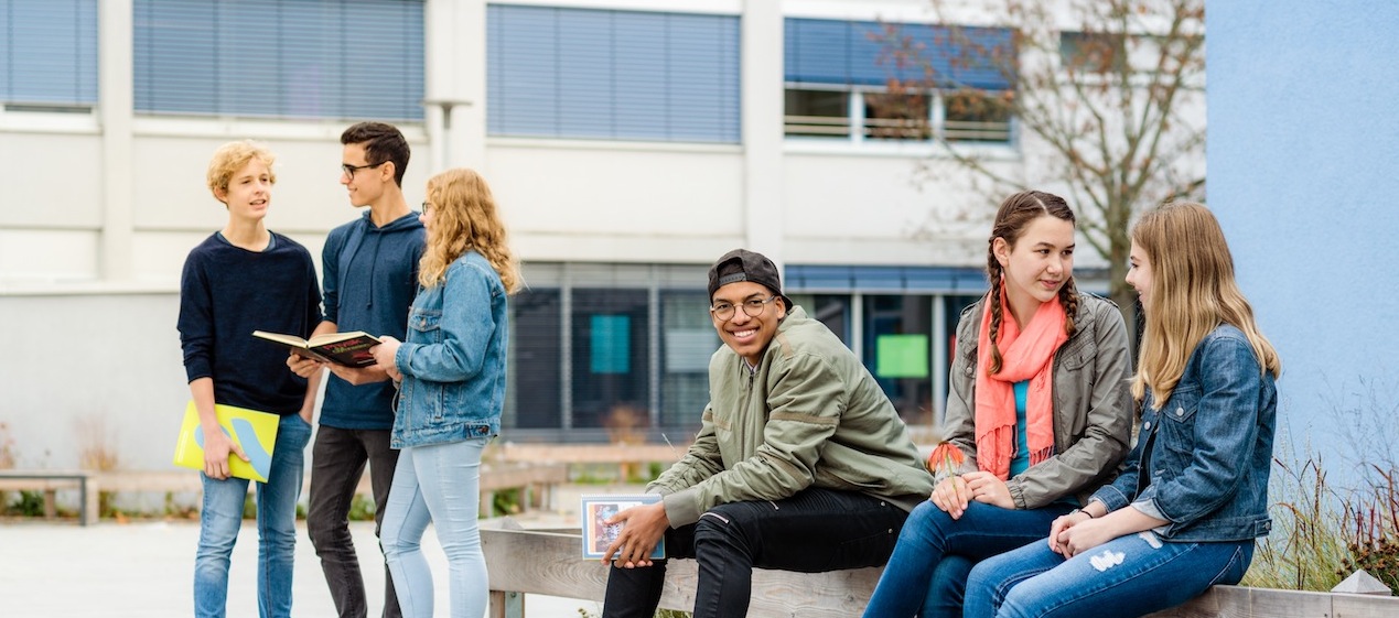 Schüler vor Schule