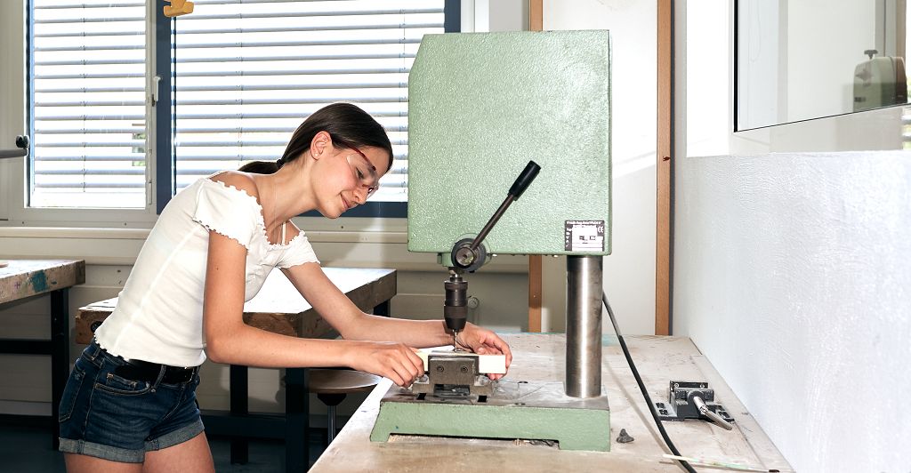 Schüler im Technikraum