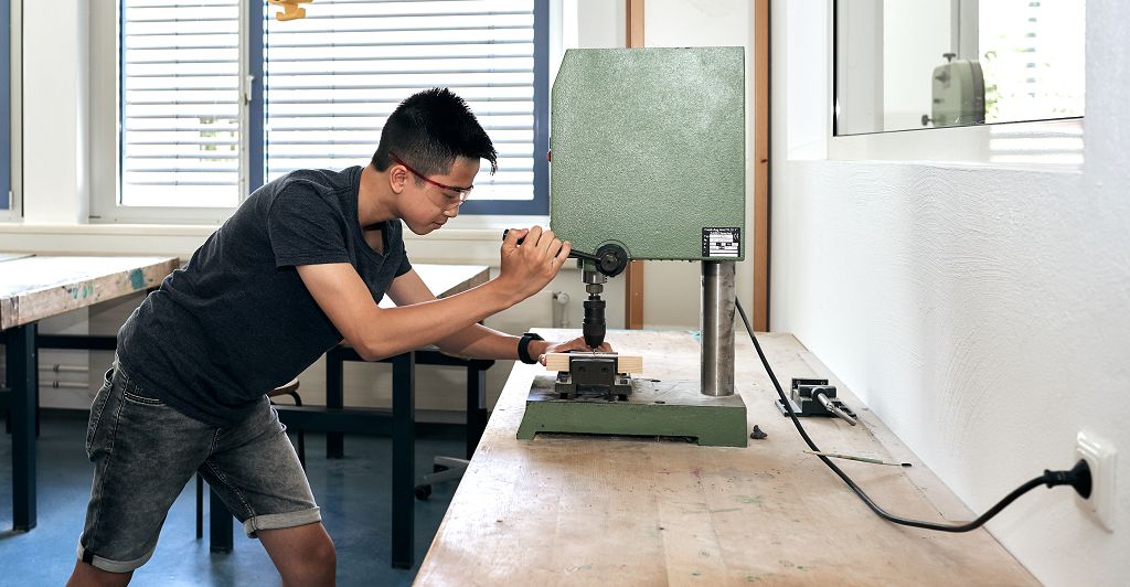 Schüler im Technikraum