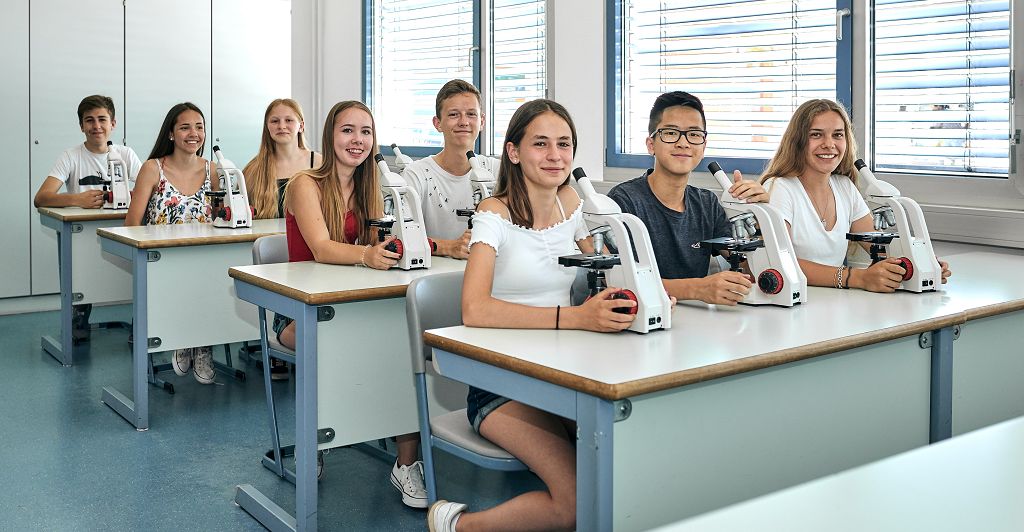 Schüler mit Mikroskopen