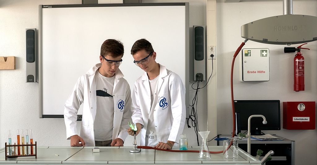 Schüler beim Experimentieren