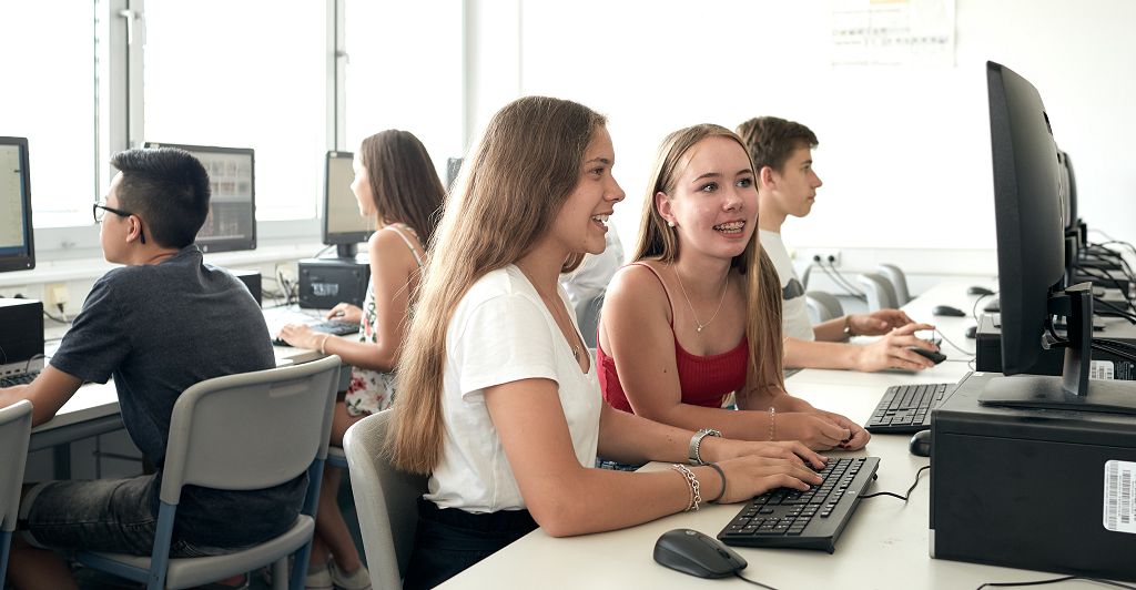 Schüler mit Skelett