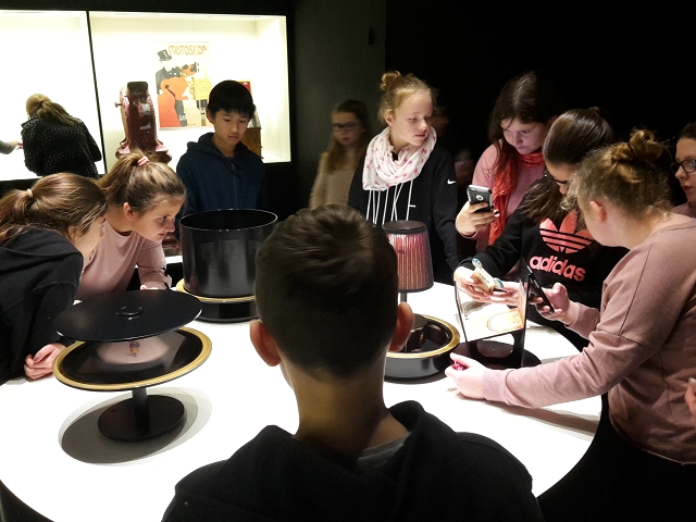 Schüler in Filmmuseum