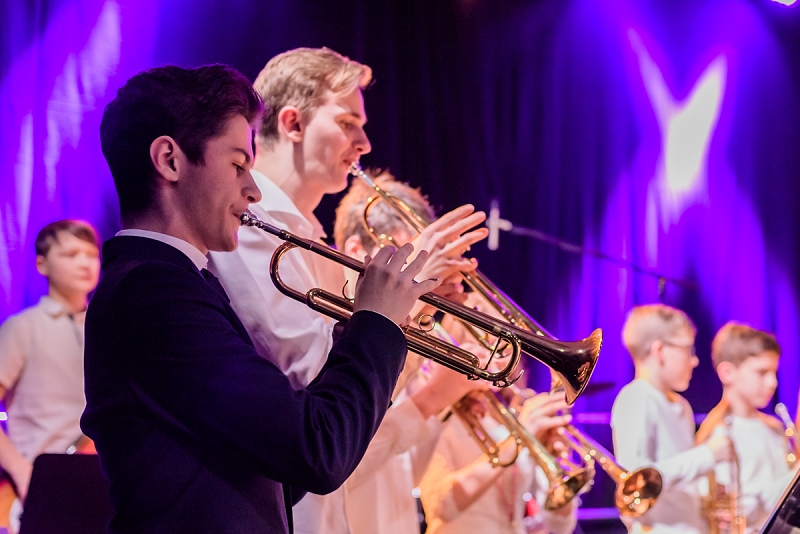 Musizierende Schüler auf dem Kulturabend