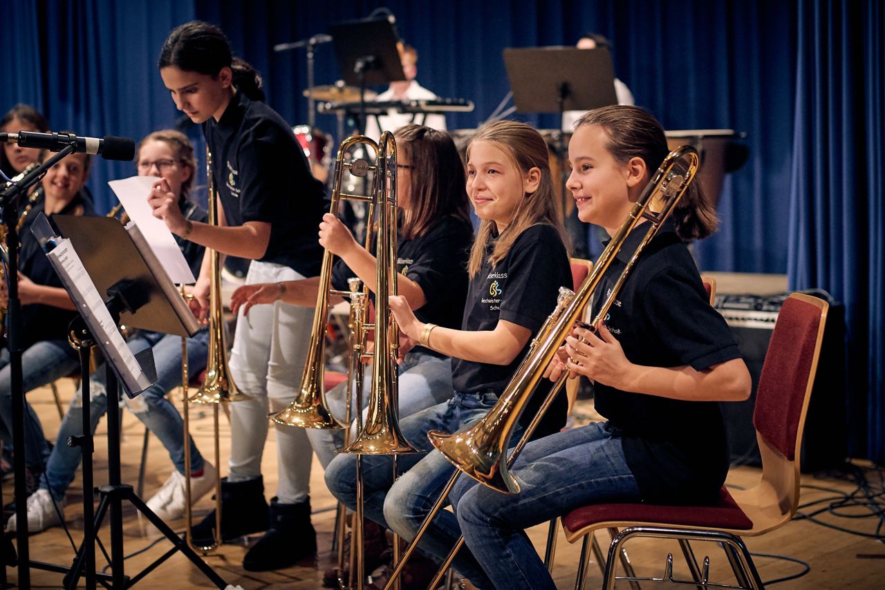 Schüler musizieren auf Weihnachtskonzert