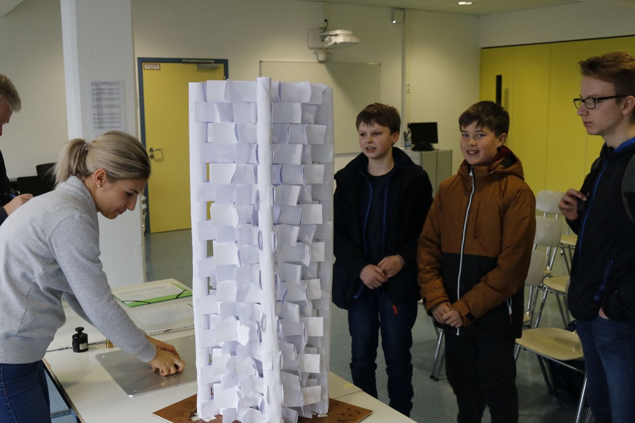 Türftlerwettbewerb Schüler konstruieren einen leichten, aber stabilen Turm.