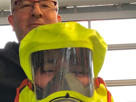 Schüler mit Schutzmaske bei der Berufsfeuerwehr Offenbach