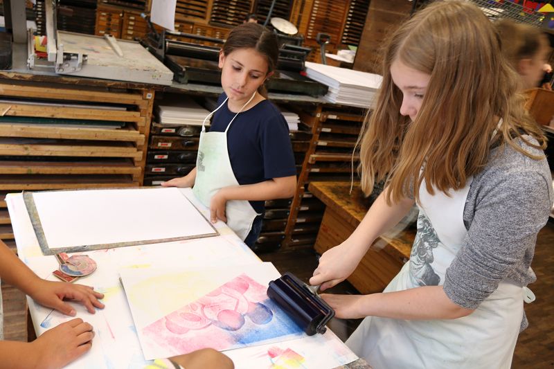 Ausflug Kunstklasse - 2 Kinder beim Drucken