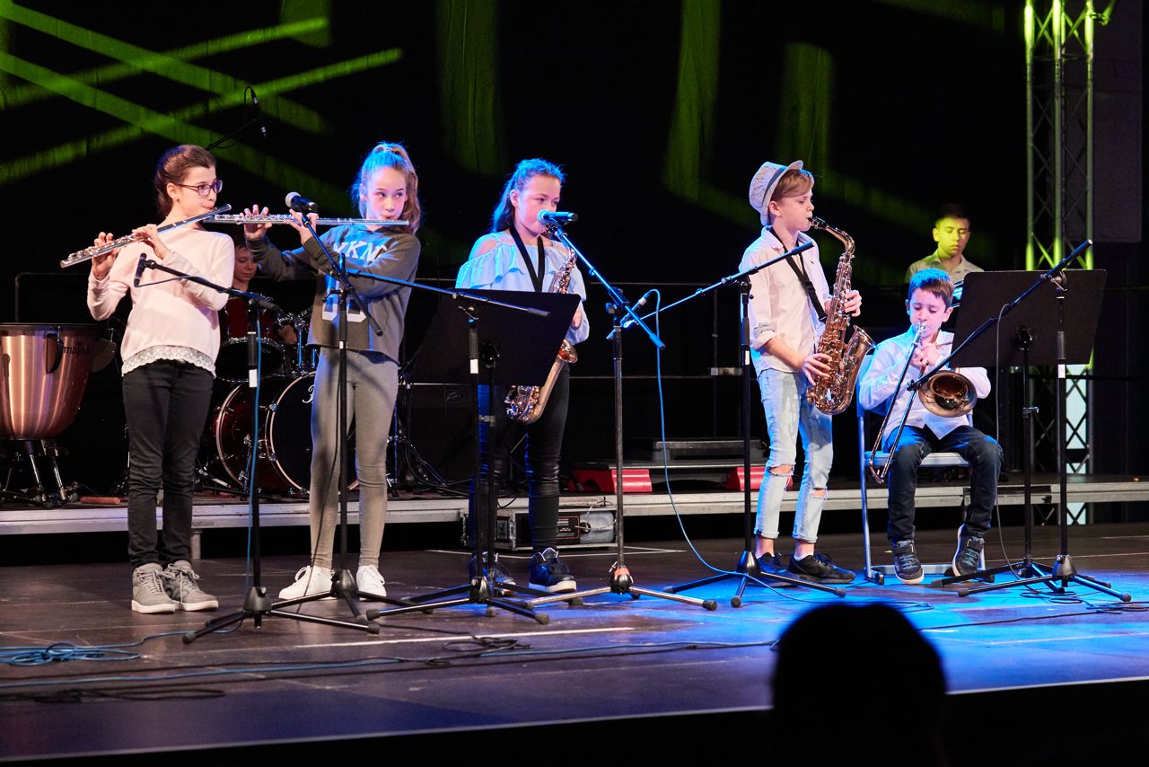 Musizierende Kinder beim Kulturabend der GSS