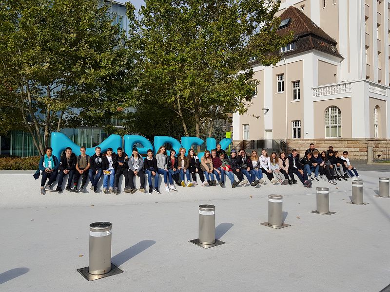 Schüler besuchen die Firma Merck in Darmstadt