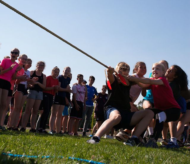 Tauziehen beim Sportfest der GSS im Juni