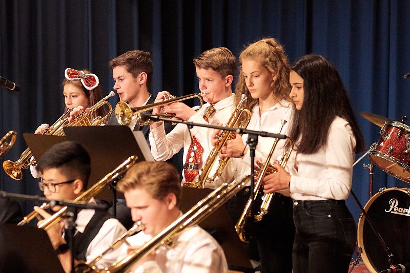 Schüler musizieren beim Weihnachtskonzert