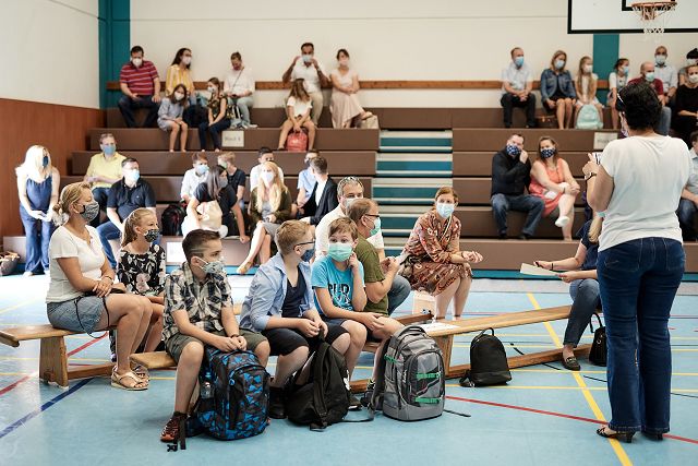 Schüler und Eltern bei der Einschulungsfeier