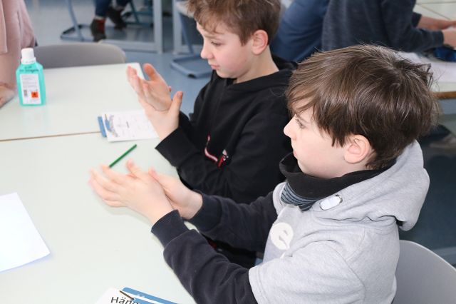 Korrektes Händewaschen - Schüler bei Lernstationen