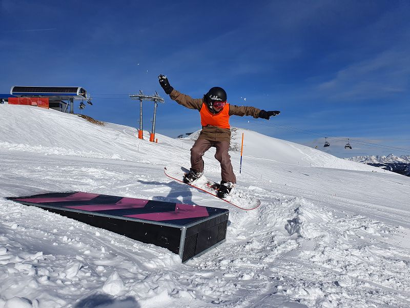Schüler beim Snowboardfahren