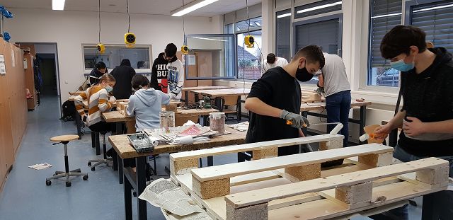 Technikklasse bei der Arbeit an Hochbeeten