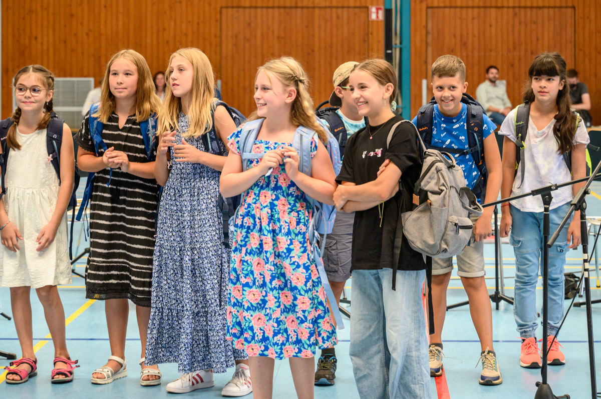 Schüler*innen bei Einschulungsfeier