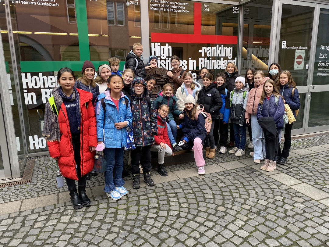 Schüler*innen vor dem Gutenbergmuseum in Mainz