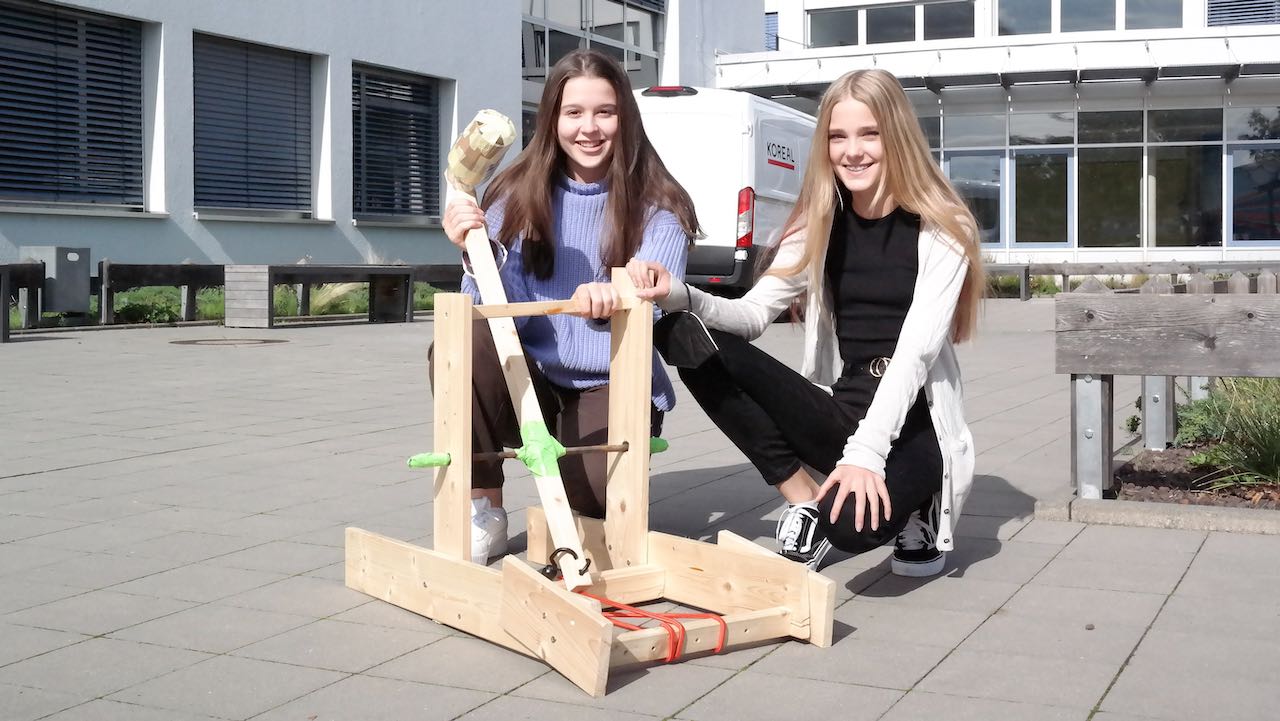 Schüler*innen beim Science-Cup mit Eierwurfmaschine