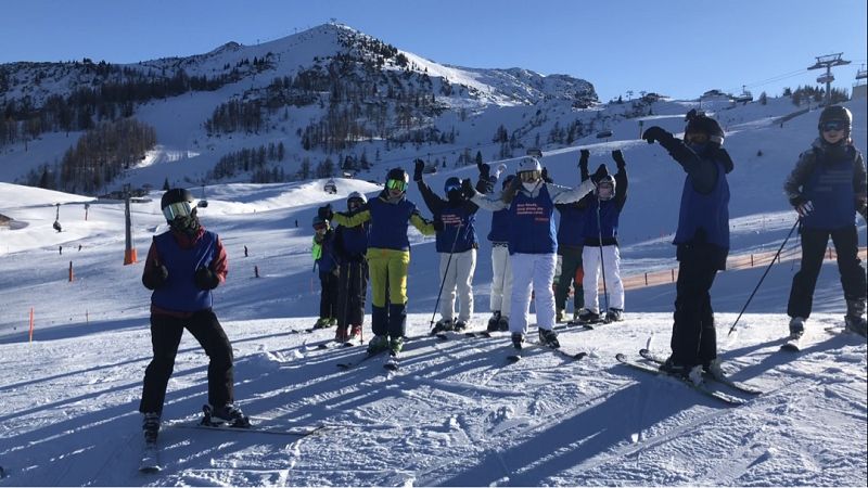 Schüler*innen auf Skifreizeit