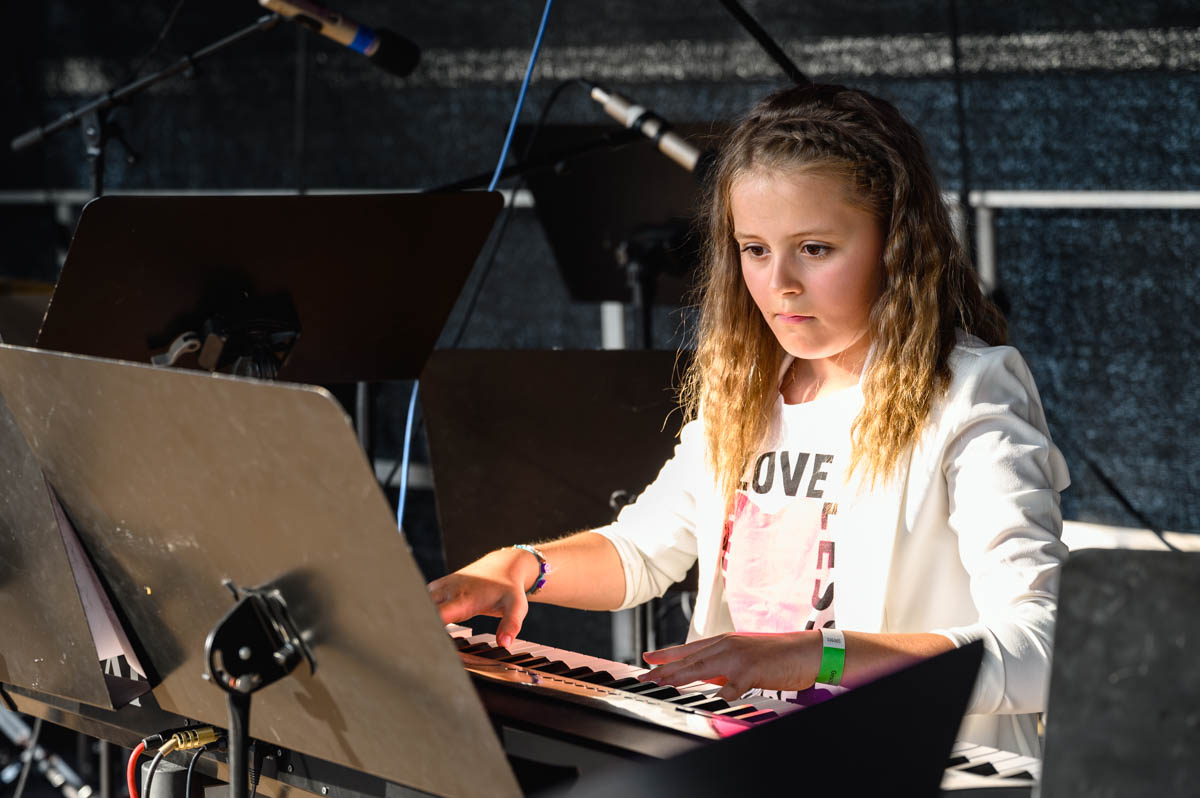 Schülerin spielt Klavier beim Sommerkonzert der GSS-Rodgau
