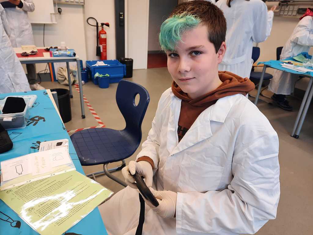 Schüler beim Farbenprojekttag an der Uni Frankfurt