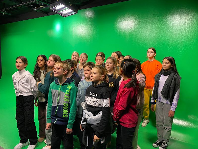 Schülerinnen Filmmuseum vor Greenscreen