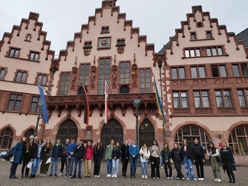 Französische Austauschschüler*innen vor dem Römer