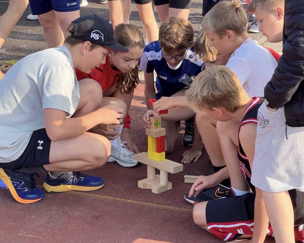 Schüler beim Teamwort während des Sportfests