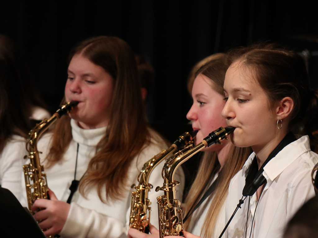 Schülerinnen musizieren beim Weihnachstkonzert