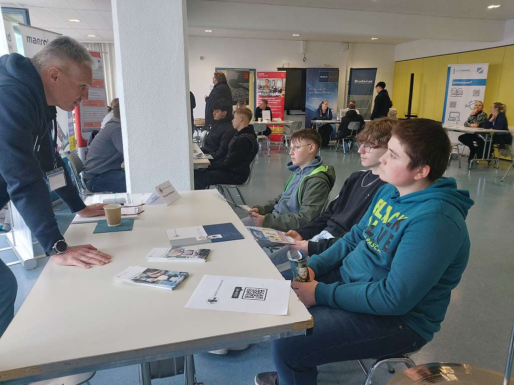 Schüler bei Inhouse-Bildungsmesse im Gespräch