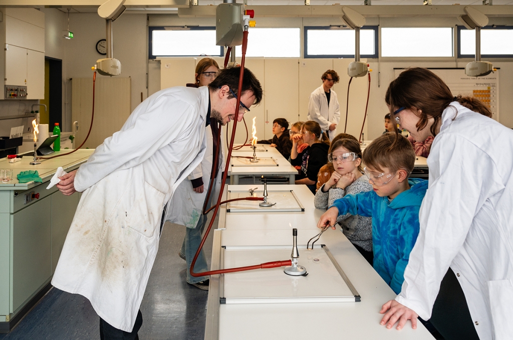 Schüler im Chemieworkshop beim Tag der offenen Tür