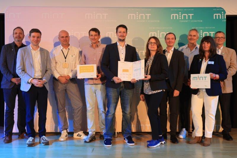 Praktikumsbericht Schülerin hält eine Urkunde über den 2. Platz für den besten Praktikumsbericht hoch.