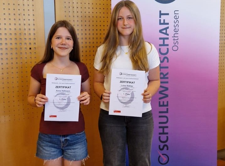 Schülerinnen bei der Verleihung der Preise für den besten Praktikumsbericht