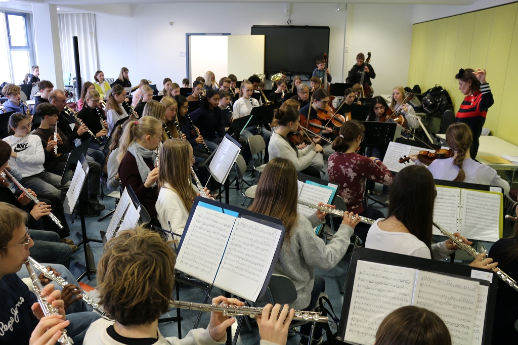 Die Concert-Band probt mit dem Orchester der Schule von der Aue.