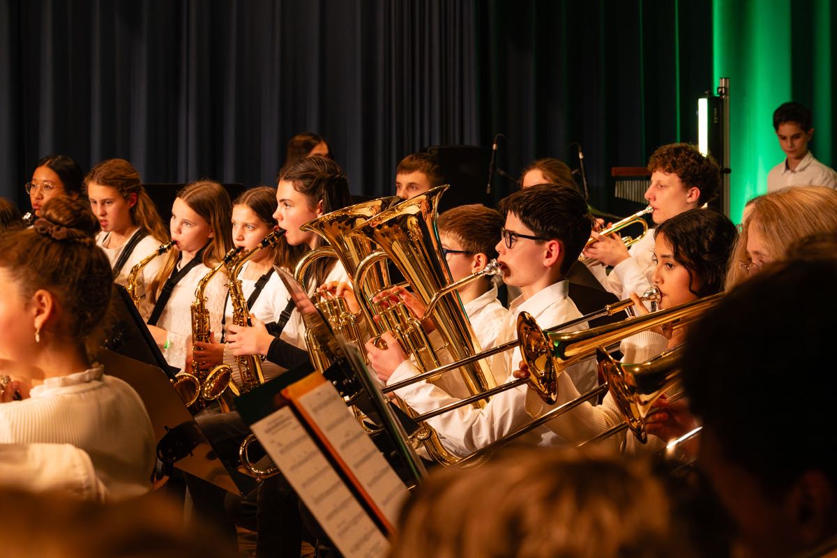 Schüler musizieren beim Weihnachtskonzert.