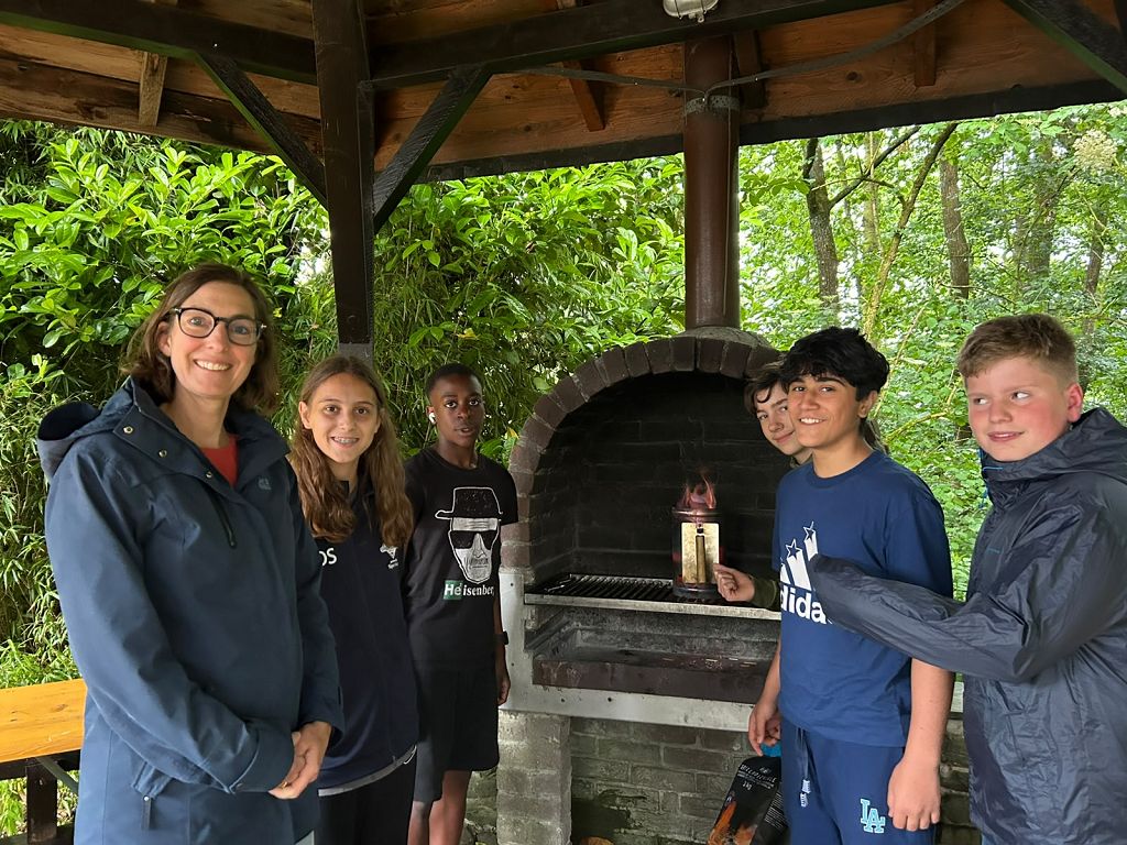 Das Bild zeigt Schüler mit ihrer Lehrerin auf dem Frankreichaustausch.