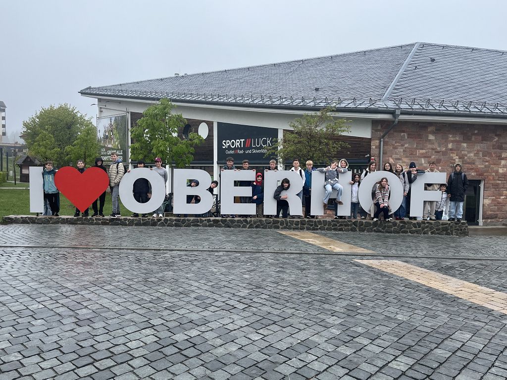 Die Abbildung zeigt einen großen Schriftzug von Oberhof.