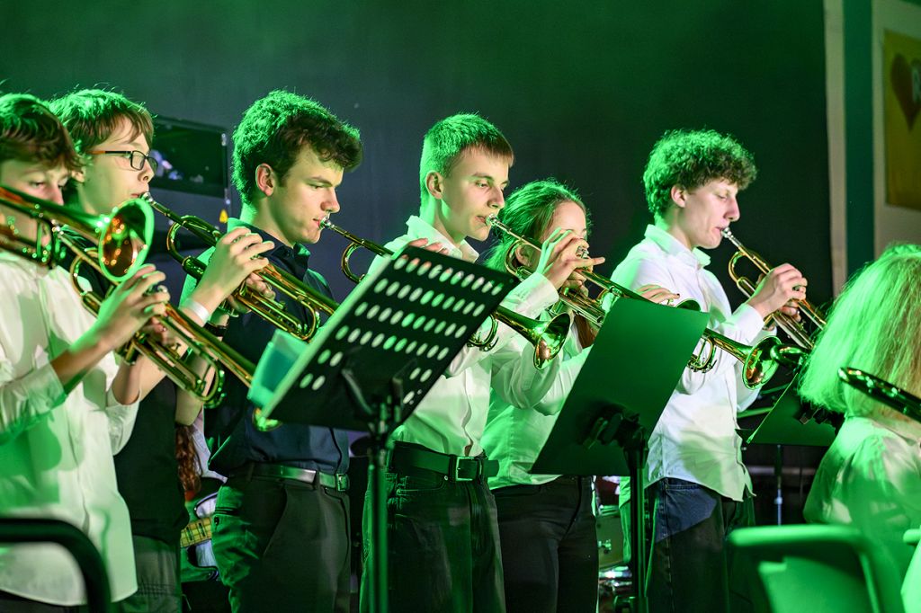 Schüler musizieren beim Kulturabend.