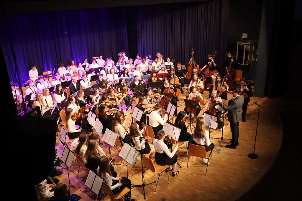 Die Concert-Band musziert mit dem Orchester der Schule von der Aue.