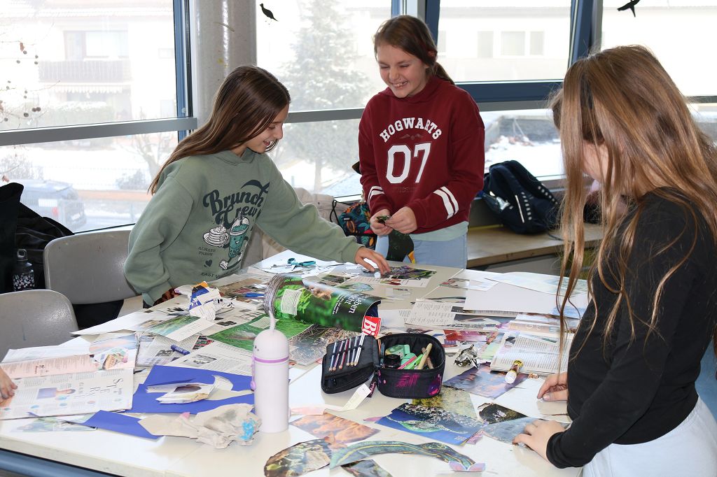 Schülerinnen helfen beim Tag der offenen Tür